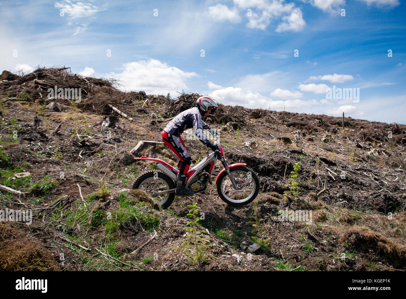 Motocross cycliste sur un sentier transversal montrant des compétences sur un terrain difficile Banque D'Images