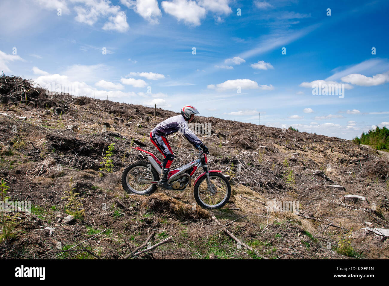 Motocross cycliste sur un sentier transversal montrant des compétences sur un terrain difficile Banque D'Images