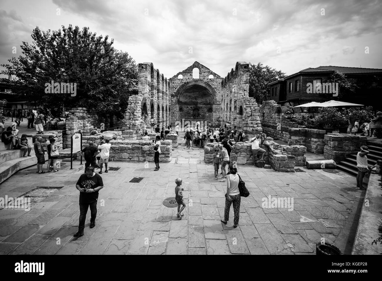 NESEBAR, BULGARIE - 21 AOÛT 2017 : L'église de Sainte Sofia (construite du 5ème au 6ème siècle) dans la ville de Nesebar, classée au patrimoine mondial de l'UNESCO. Noir et blanc. Banque D'Images