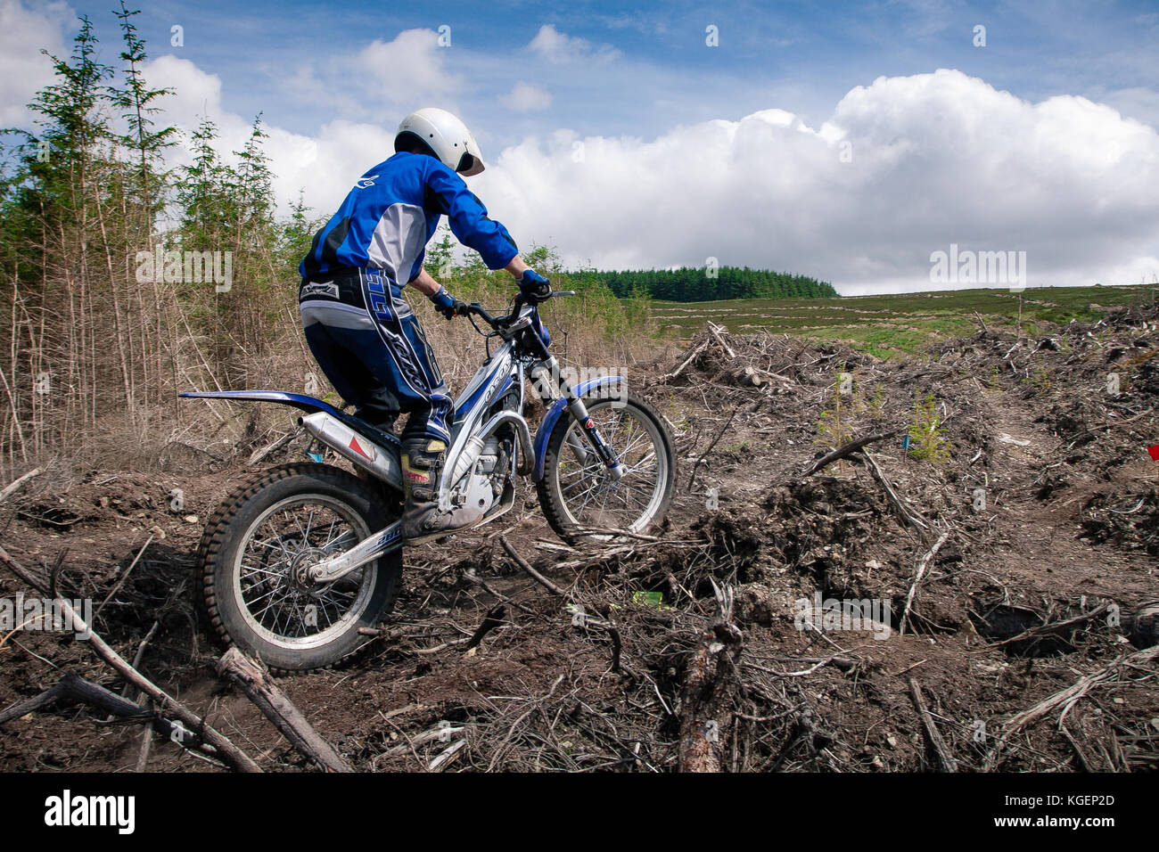 Motocross cycliste sur un sentier transversal montrant des compétences sur un terrain difficile Banque D'Images