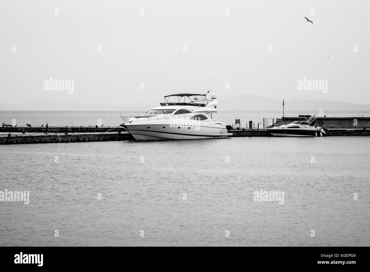 Nessebar, Bulgarie - le 21 août 2017 : luxury motor yacht sunseeker dans le port de la jetée dans le patrimoine mondial de l'Unesco ville de Nessebar. Banque D'Images