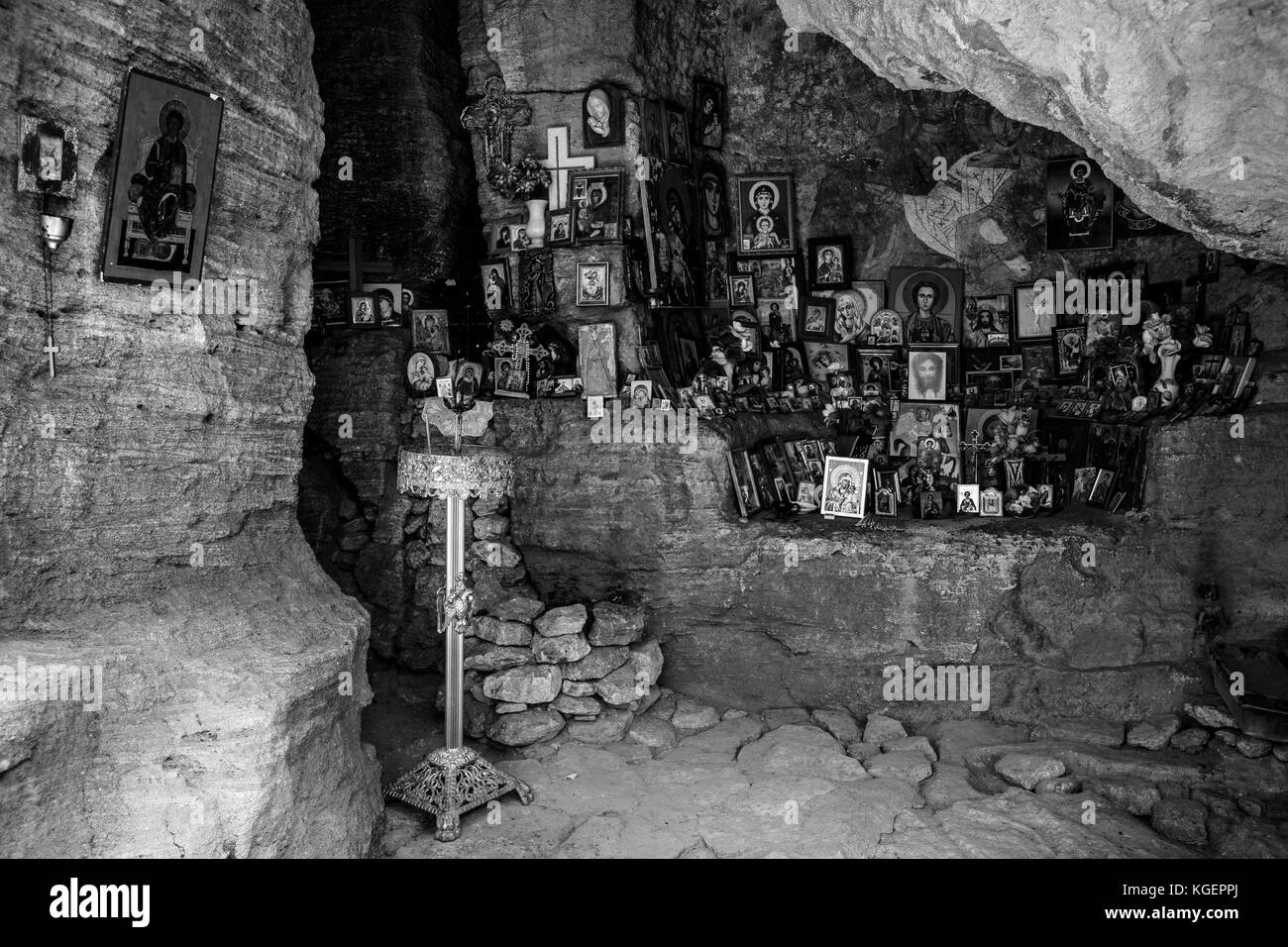 Madara, Bulgarie - le 23 août 2017 : chapelle saint pantaleon rock, xii-xive siècle. noir et blanc. Banque D'Images