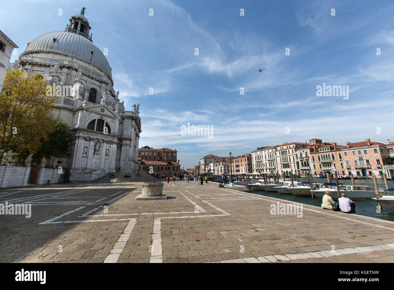 Ville de Venise en Italie. vue pittoresque de Venise, basilique Santa Maria della Salute, avec le grand canal dans l'arrière-plan. Banque D'Images