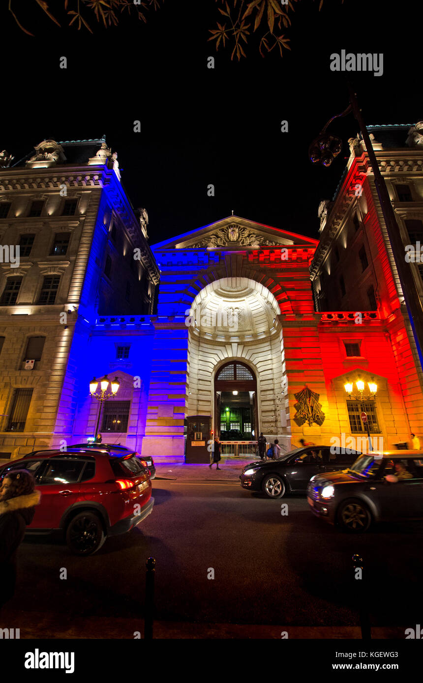 Paris, France. La Caserne Cité - Préfecture de Police de Paris - éclairé la nuit dans les couleurs de l'indicateur tricolore français Banque D'Images