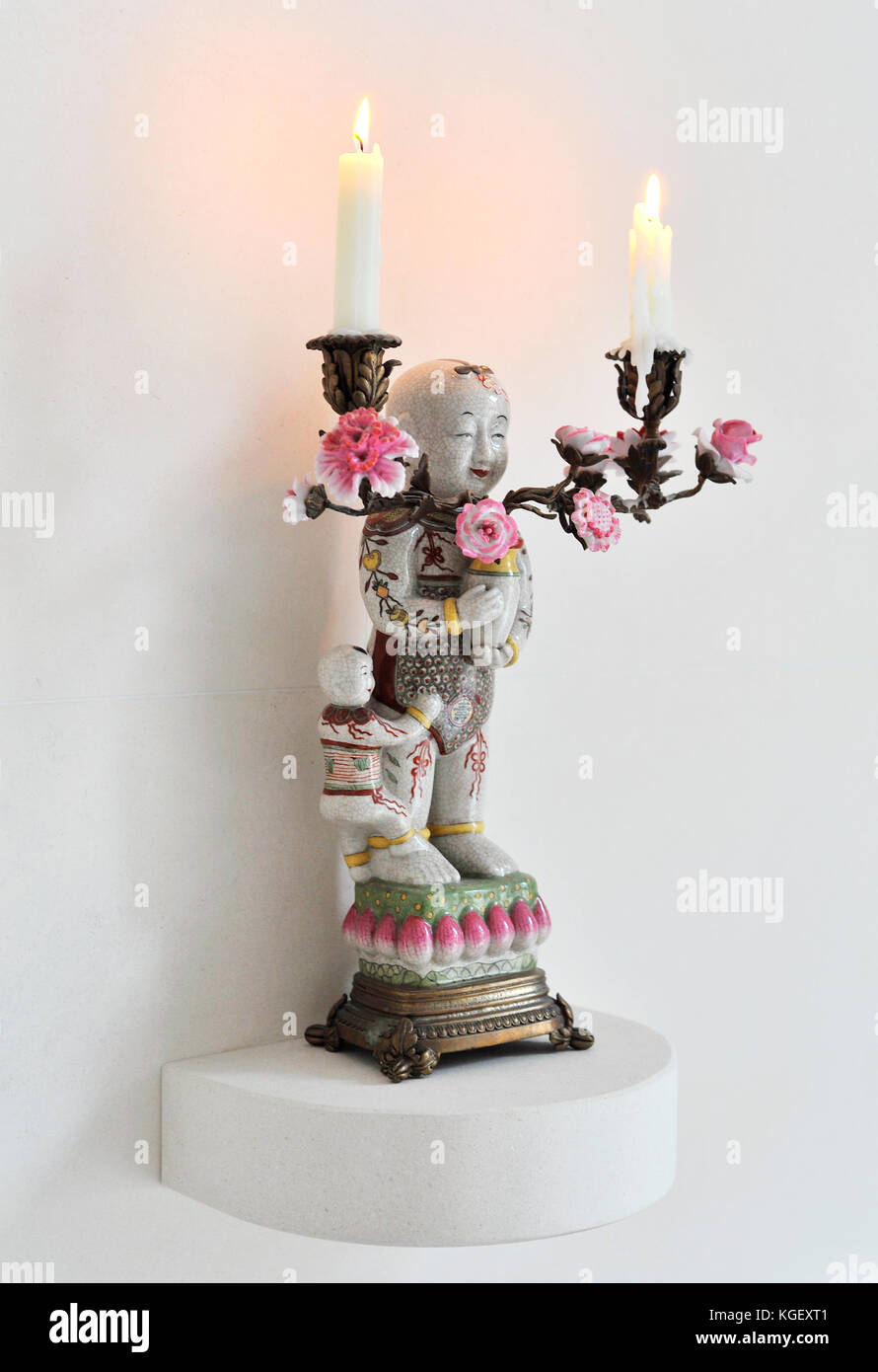 Lustre mignon en céramique avec deux bougies de style asiatique Banque D'Images