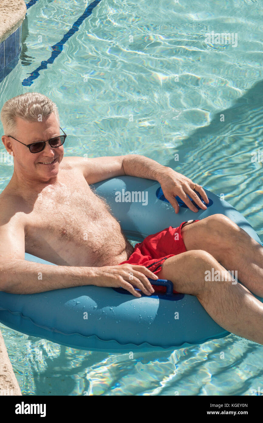 Senior Man Enjoying Piscine, USA Banque D'Images