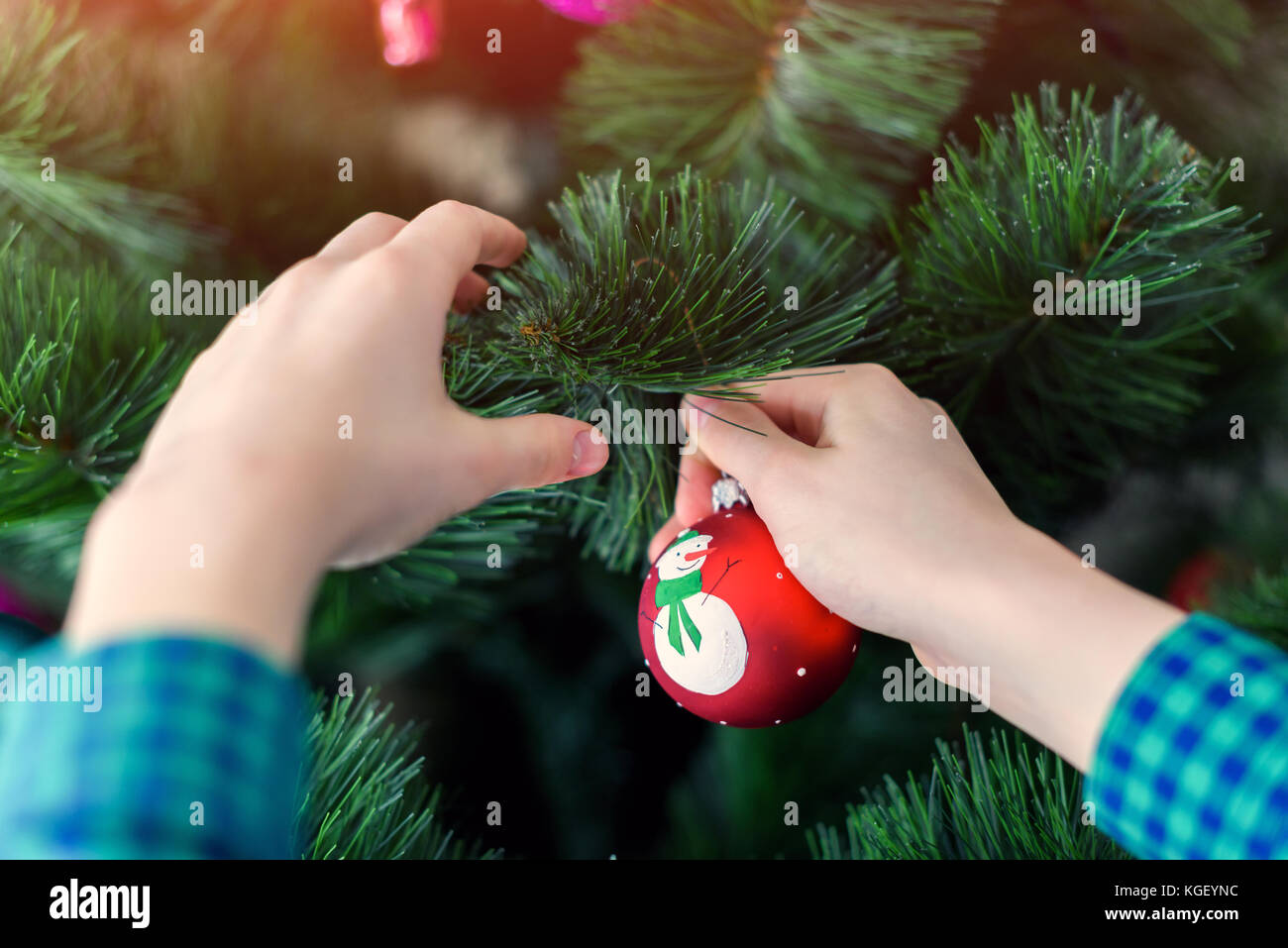 Garçon pend un jouet de l'arbre de Noël Banque D'Images