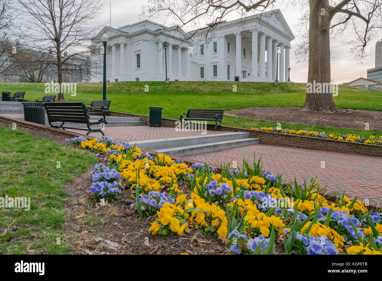 Matin à la Virginia State Capitol building à Richmond avec des fleurs. Banque D'Images