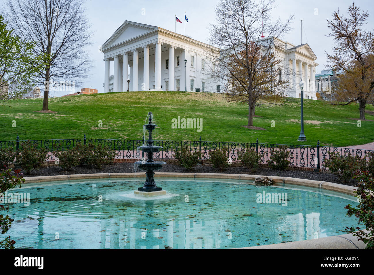 Matin à la Virginia State Capitol building à Richmond avec fontaine au premier plan. Banque D'Images