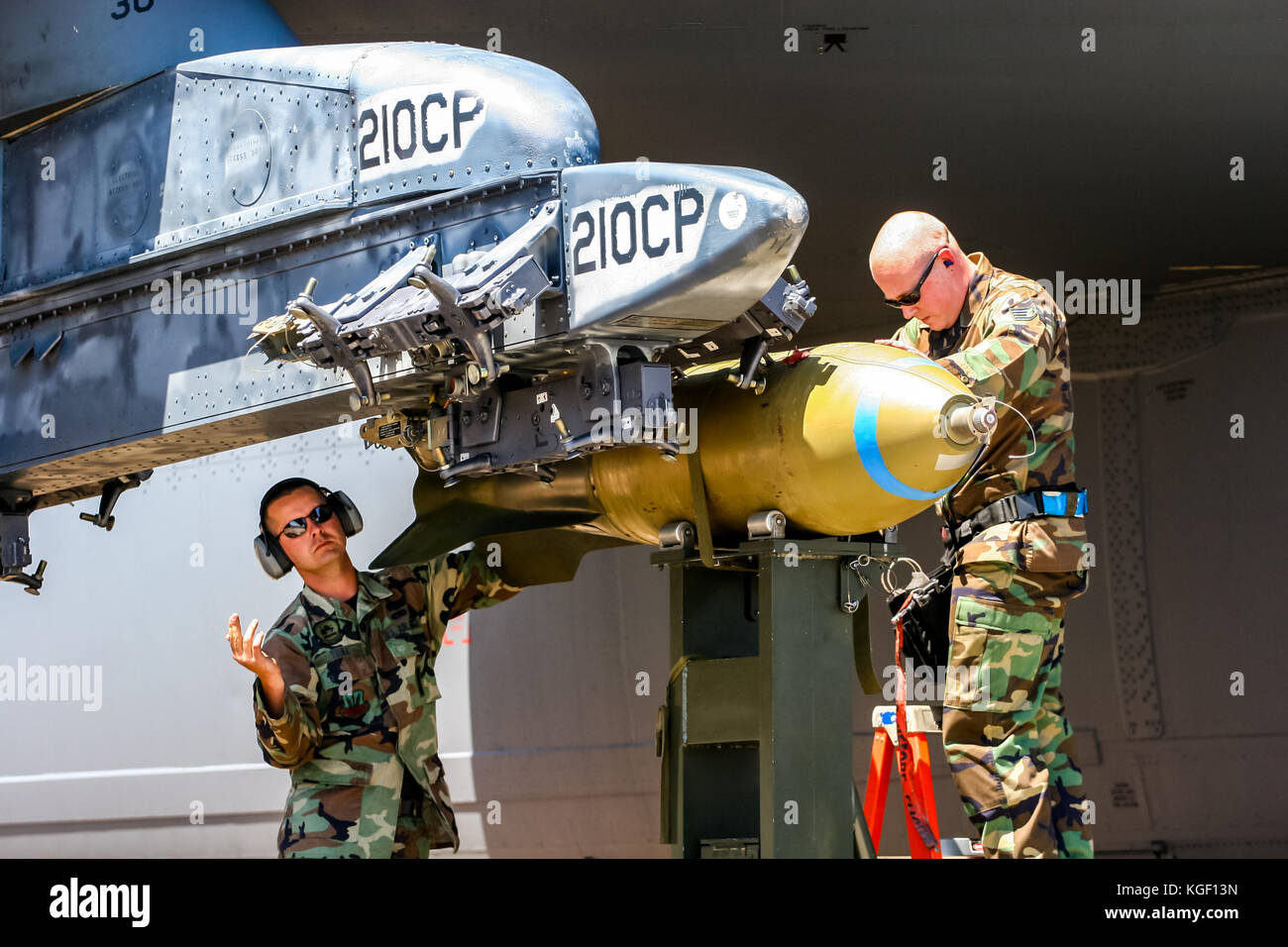 Unindentified chargement agés bombes sur bombardier B-52 à la base aérienne de Barksdale. Banque D'Images