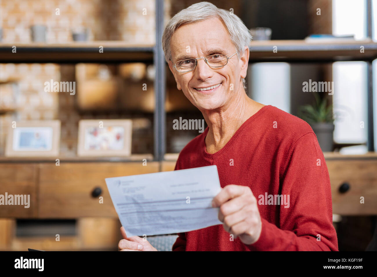 Nice joyeux homme tenant un morceau de papier Banque D'Images