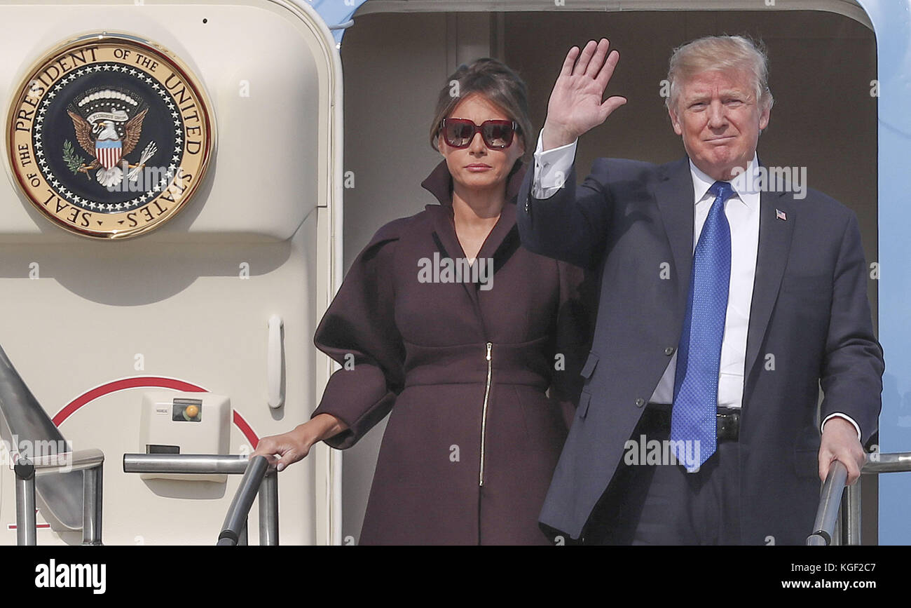 Osan, Seoul, Corée du Sud. Nov 7, 2017. nov 7, 2017-osan, en Corée du Sud et les États-Unis le président donald bostn et première dame melania trump arrivés base aérienne militaire de osan osan, en Corée du Sud. le président américain Donald Trump est arrivé en Corée du Sud, le mardi, il est venu le plus près de la ligne de front de l'impasse nucléaire avec la Corée du Nord, lors d'une visite qui pourrait encore aggraver les tensions avec Pyongyang. crédit : piscine des sctm/zuma/Alamy fil live news Banque D'Images