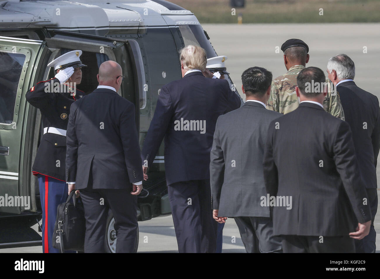 Osan, Seoul, Corée du Sud. Nov 7, 2017. nov 7, 2017-osan, en Corée du Sud et les États-Unis le président donald bostn et première dame melania trump arrivés base aérienne militaire de osan osan, en Corée du Sud. le président américain Donald Trump est arrivé en Corée du Sud, le mardi, il est venu le plus près de la ligne de front de l'impasse nucléaire avec la Corée du Nord, lors d'une visite qui pourrait encore aggraver les tensions avec Pyongyang. crédit : piscine des sctm/zuma/Alamy fil live news Banque D'Images