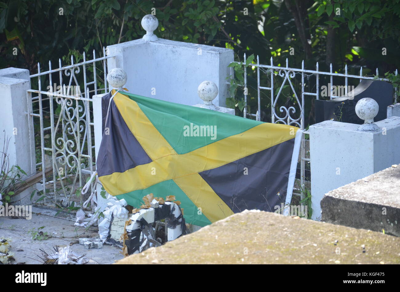 Seaford Town, Jamaïque. 22nd octobre 2017. Photo d'une tombe avec un drapeau jamaïcain prise dans le cimetière construit par des migrants allemands dans la ville de Seaford en Jamaïque, 22 octobre 2017. Seaford Town a été construit par des migrants allemands. Credit: Georg Ismar/dpa/Alay Live News Banque D'Images