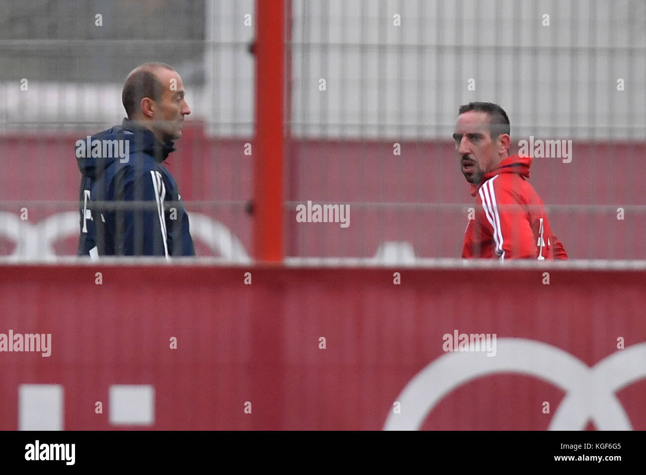 Muenchen, Deutschland. 07 novembre 2017. Rekonvaleszent Franck RIBERY (FC Bayern Munich) avec le physiothérapeute Thomas Wilhelmi, entraînement FC Bayern Munich, Trainingsgelaende an der Saebener Strasse, Fussball 1.Bundesliga, 1.Liga, AM 07.11.2017. |utilisation dans le monde entier crédit : dpa/Alamy Live News Banque D'Images