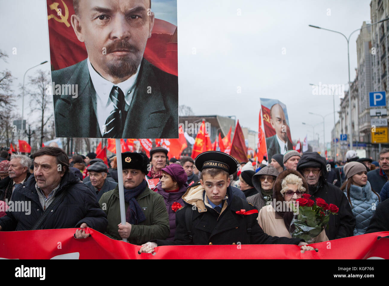 Moscou, Russie. 7 novembre 2017. Participants à la Marche des forces de gauche, dont le principal organisateur est le Parti communiste russe, commémorant le 100e anniversaire de la Révolution d'octobre et portant des photos de Lénine, entre autres, et des drapeaux dans le centre-ville de Moscou, Russie, le 7 novembre 2017. Photo : Emile Alain Ducke/dpa/Alamy Live News Banque D'Images