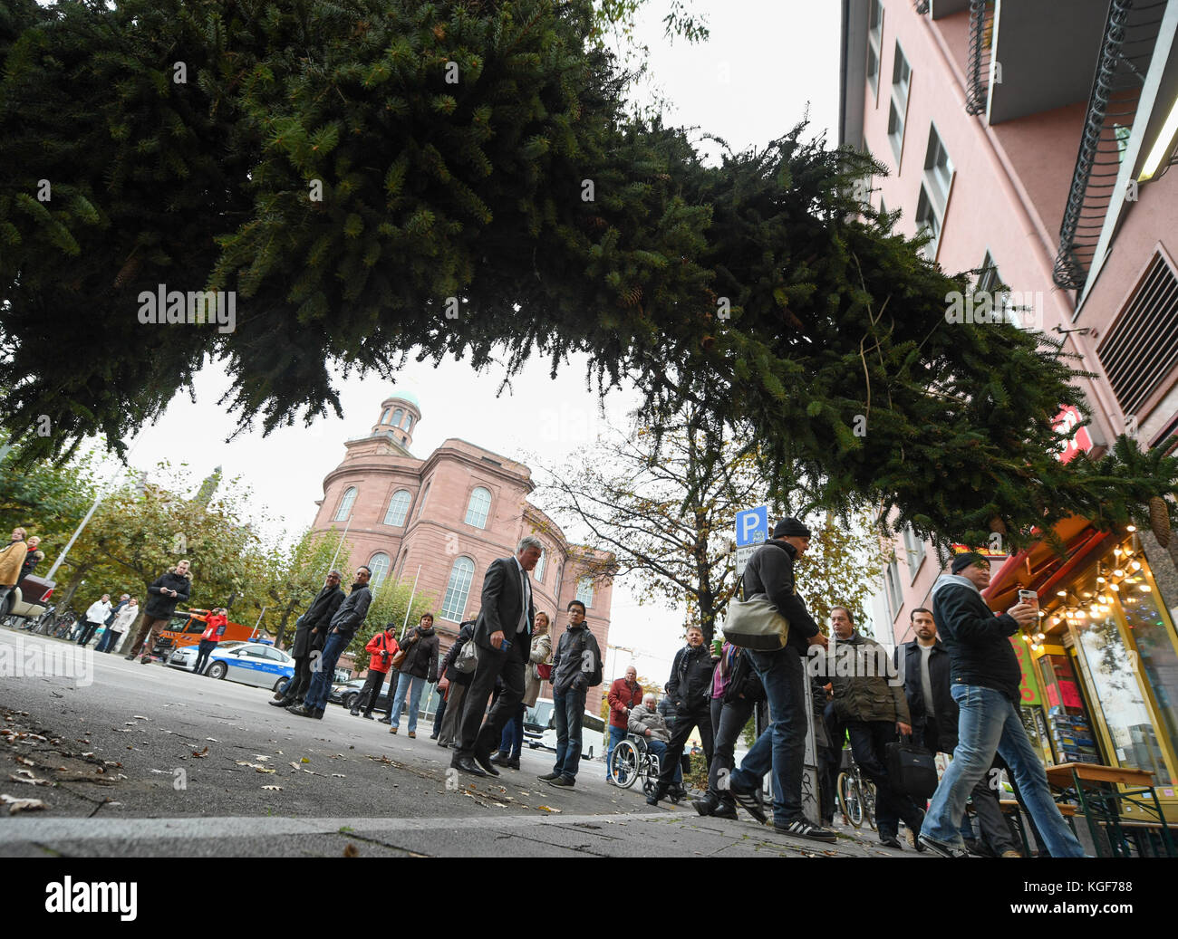 Francfort-sur-le-main, Allemagne. 07 novembre 2017. Passants regardant l'arrivée de la chargeuse basse transportant l'arbre de Noël de Francfort près de l'église de Paul à Francfort-sur-le-main, Allemagne, le 7 novembre 2017. L'épinette de 33 mètres de haut, vieille de 124 ans et de 9 tonnes provenant d'une forêt près de Schmallenberg dans la région de Hochsauerland sera la couronne du célèbre marché de Noël, qui ouvrira ses portes le 27 novembre. Crédit : Arne Dedert/dpa/Alamy Live News Banque D'Images