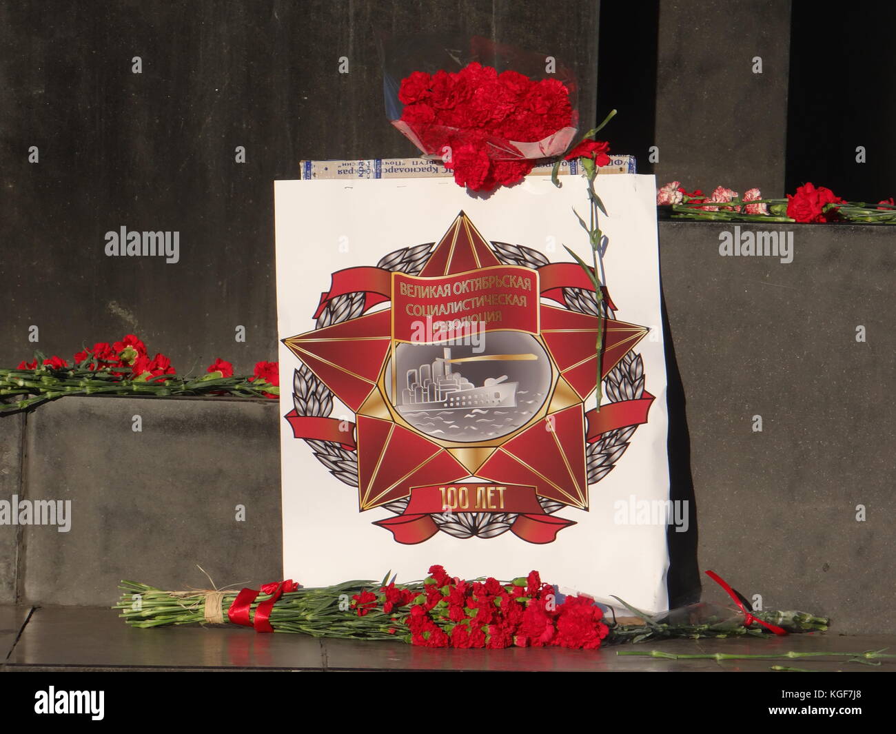 Saint-pétersbourg, Russie. Nov 7, 2017. 100e anniversaire de la révolution bolchevique à peine célébré en Russie, toutefois, les communistes sont venus à la place du palais pour participer à l'événement mais à gauche avec déception. st.Petersburg, Russie crédit : Nastia m/Alamy live news Banque D'Images