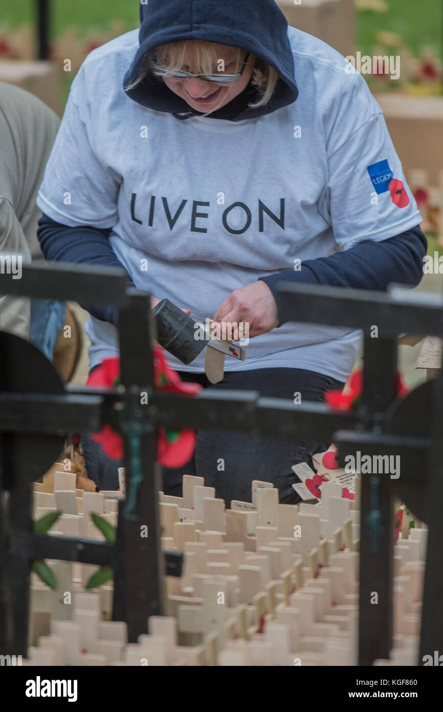 L'Abbaye de Westminster, Londres, Royaume-Uni. Nov 7, 2017. Le martelage en croix en bois - Des bénévoles de la Royal British Legion énoncées le domaine du souvenir à l'extérieur de l'abbaye de Westminster. Le domaine comprend des milliers de coquelicots sur des croisements de se souvenir des individus et des unités. Il sera terminé à temps pour une visite royale le jeudi . London 07 Nov 2017. Crédit : Guy Bell/Alamy Live News Banque D'Images