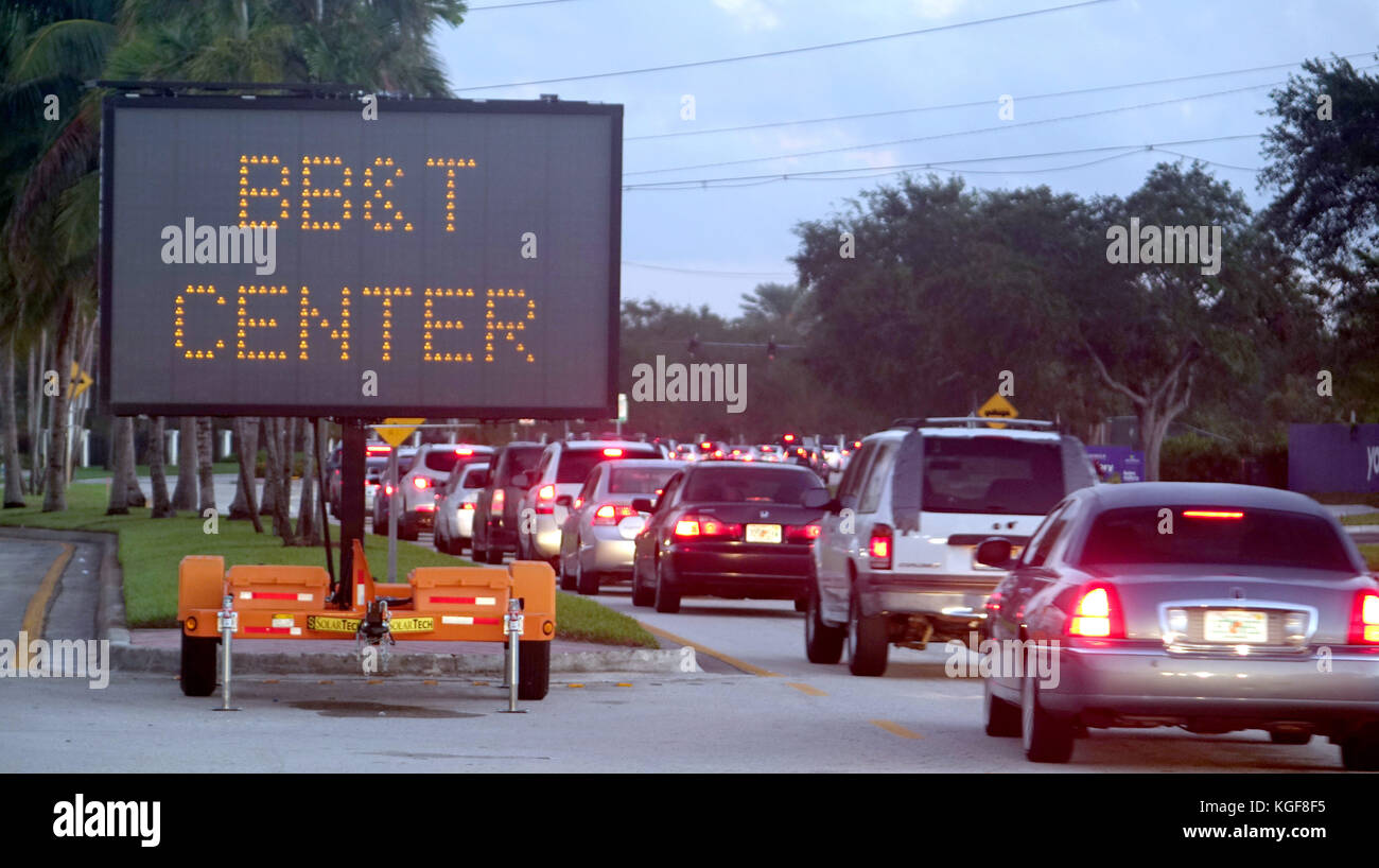 Sunrise, Floride, États-Unis. 7 novembre 2017. La circulation a été tourmentée dans toutes les directions pendant des kilomètres alors que des milliers de personnes attendaient en ligne au BB&T Center à Sunrise pour le redémarrage du programme de secours aux ouragans d-SNAP, mardi 7 novembre 2017. L'événement qui a également lieu au Her Rock Stadium, dure trois jours, crédit : Sun-Sentinel/ZUMA Wire/Alamy Live News Banque D'Images