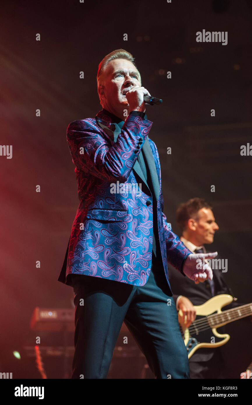 Birmingham, Royaume-Uni. 6 novembre 2017. ABC au Symphony Hall de Birmingham dans le cadre de leur tournée XYZ Credit : Ken Harrison/Alamy Live News Banque D'Images