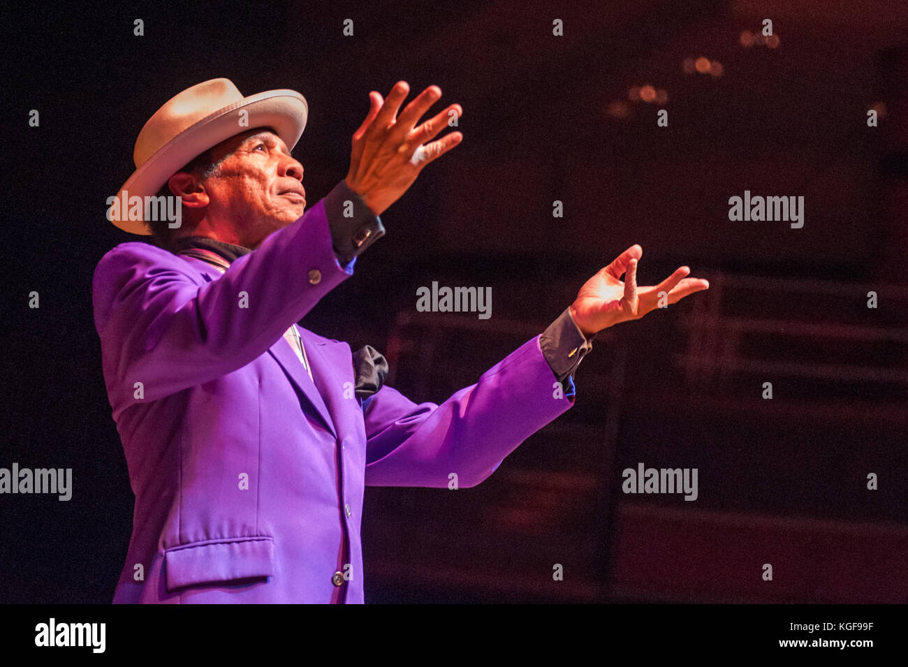 Birmingham, Royaume-Uni. 6 novembre 2017. Kid Creole & The Coconuts soutiennent ABC au Symphony Hall de Birmingham. Crédit : Ken Harrison/Alamy Live News Banque D'Images