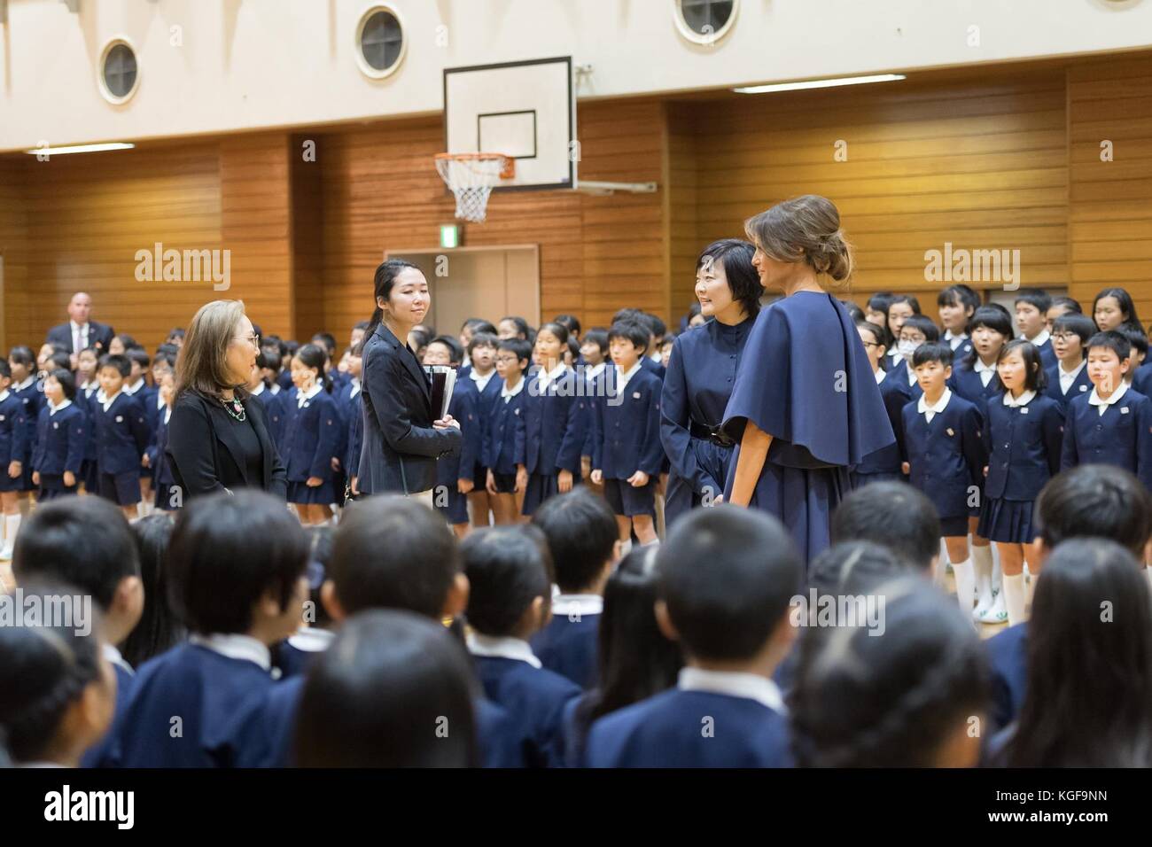 U. La première dame Melania Trump, à droite, rend visite aux élèves de l'école élémentaire Kyobashi Tsukiji, alors qu'Akie Abe, épouse du premier ministre japonais Shinzo Abe, au centre, regarde le 6 novembre 2017 à Tokyo, au Japon. Trump effectue une visite de trois jours au Japon, première étape d’un swing de 13 jours à travers l’Asie. Banque D'Images