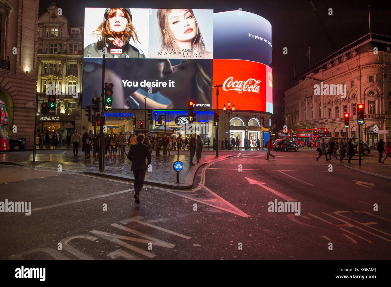 Piccadilly Circus, Londres, Royaume-Uni. 7 novembre, 2017. Le nouveau HD affichage publicitaire dans Piccadilly Circus s'allume cette jonction occupé après la tombée sur une soirée humide dans le centre de Londres. Credit : Malcolm Park/Alamy Live News. Banque D'Images