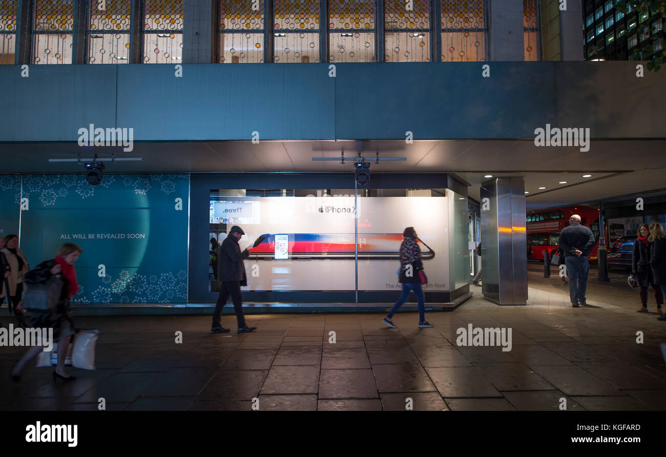 Oxford Street, Londres, Royaume-Uni. 7 novembre 2017. John Lewis fenêtre d'affichage pour l'iPhone X. crédit: Malcolm Park/Alamy Live News. Banque D'Images