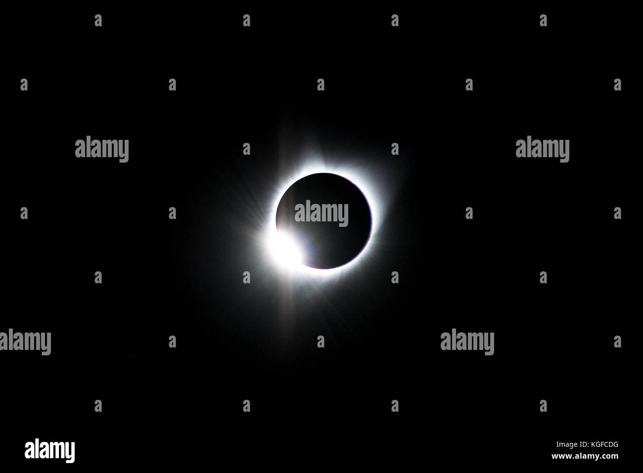Jackson Hole, Wyoming, USA. Août 21, 2017. Lors d'une éclipse totale il y a plusieurs phases avant et après avoir atteint la totalité. vu environ 10-15 secondes avant la totalité, la couronne solaire devient visible, la création de ce qui est appelé l'anneau de diamant. crédit : deleigh hermes/zuma/Alamy fil live news Banque D'Images