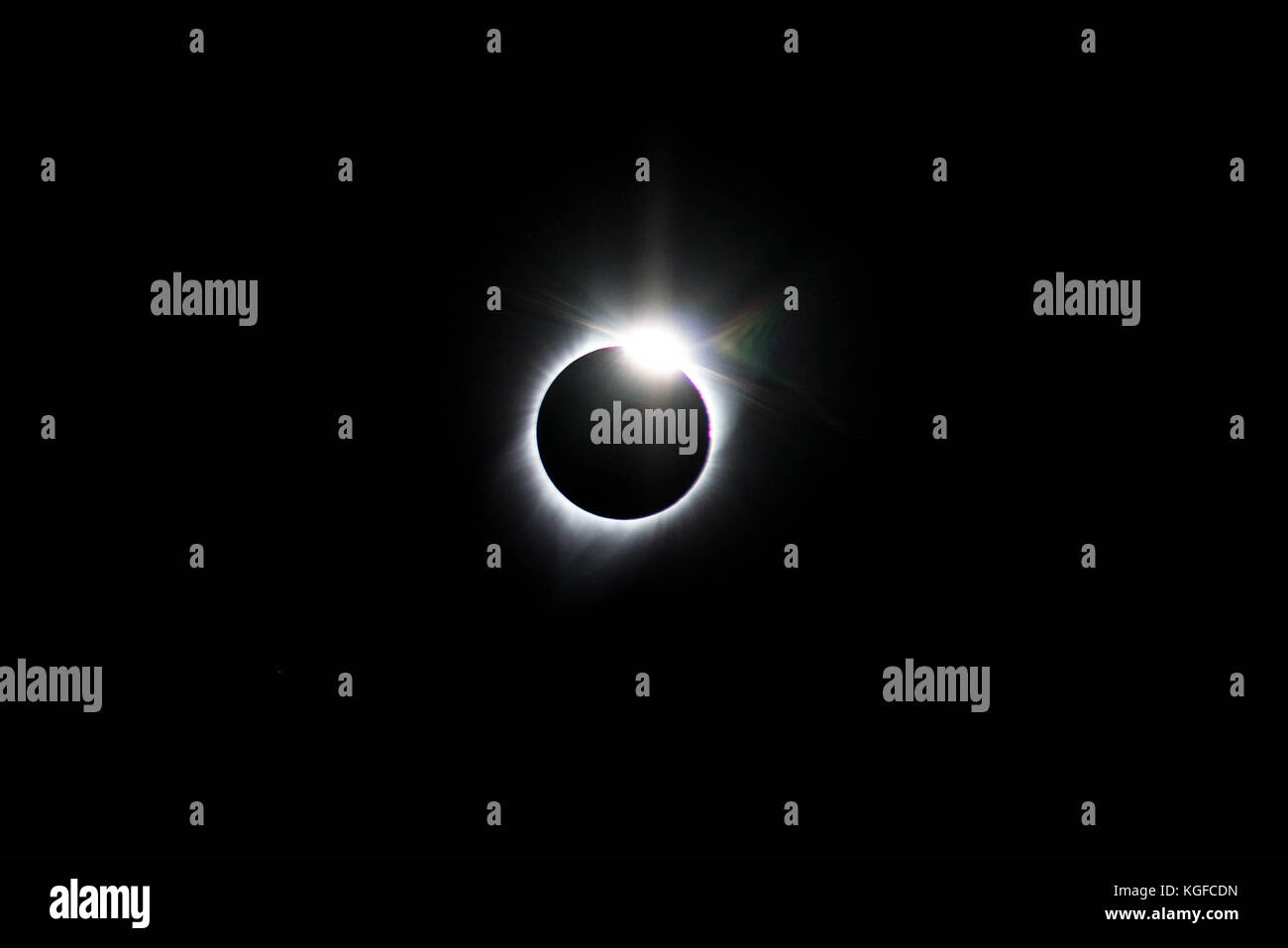 Jackson, Wyoming, USA. Août 21, 2017. Lors d'une éclipse totale il y a plusieurs phases avant et après avoir atteint la totalité. ici, vu environ 10-15 secondes après la totalité, la couronne solaire devient visible, la création de ce qui est appelé l'anneau de diamant. crédit : deleigh hermes/zuma/Alamy fil live news Banque D'Images