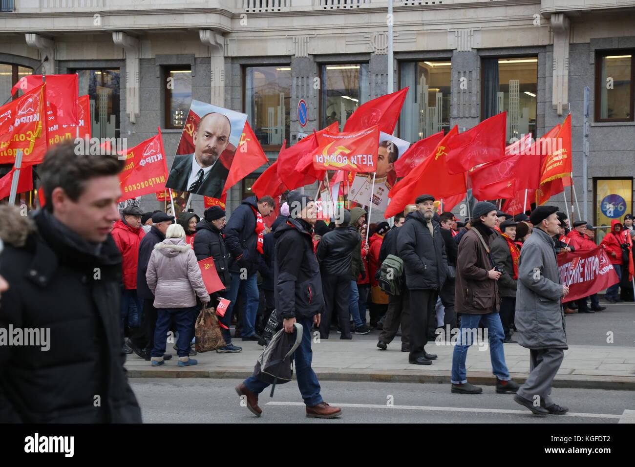 Moscou, Moscou, Russie. 7 novembre 2017. Des milliers de personnes ont marché sur la place de la Révolution dans le centre de Moscou pour commémorer le 100e anniversaire de la Révolution russe. Beaucoup portaient des portraits de Lénine, Staline et des drapeaux avec l'emblème de l'Union soviétique. La marche comprenait également des personnes de plusieurs pays, dont la Chine, l'Italie, le Venezuela, le Brésil et Cuba. Crédit : Nicholas Muller/SOPA/ZUMA Wire/Alamy Live News Banque D'Images
