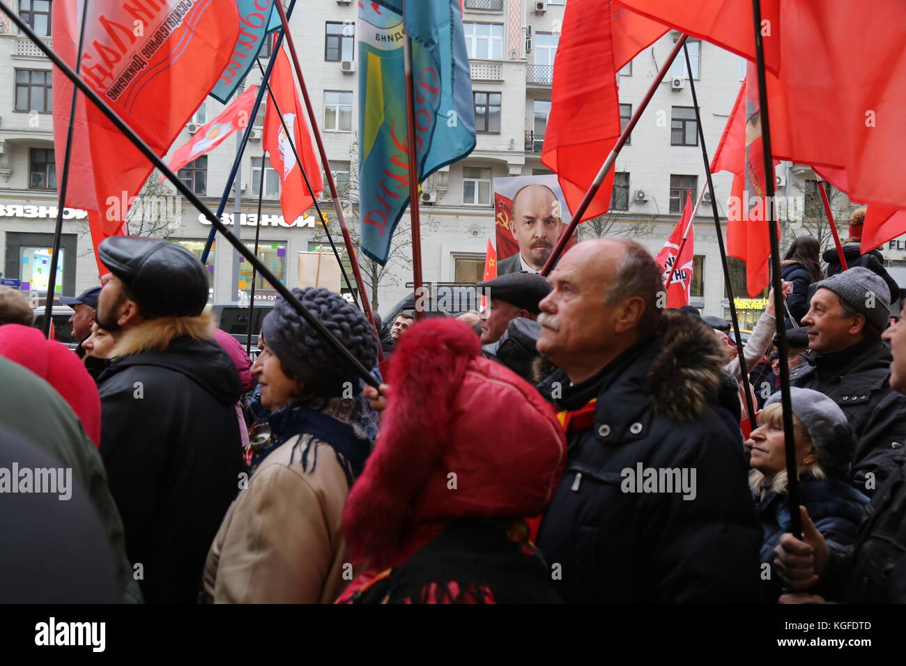 Moscou, Moscou, Russie. 7 novembre 2017. Portrait de Vladimir Lénine vu en arrière-plan alors que les participants marchent vers la place. Des milliers de personnes ont marché sur la place de la Révolution dans le centre de Moscou pour commémorer le 100e anniversaire de la Révolution russe. Beaucoup portaient des portraits de Lénine, Staline et des drapeaux avec l'emblème de l'Union soviétique. La marche comprenait également des personnes de plusieurs pays, dont la Chine, l'Italie, le Venezuela, le Brésil et Cuba. Crédit : Nicholas Muller/SOPA/ZUMA Wire/Alamy Live News Banque D'Images