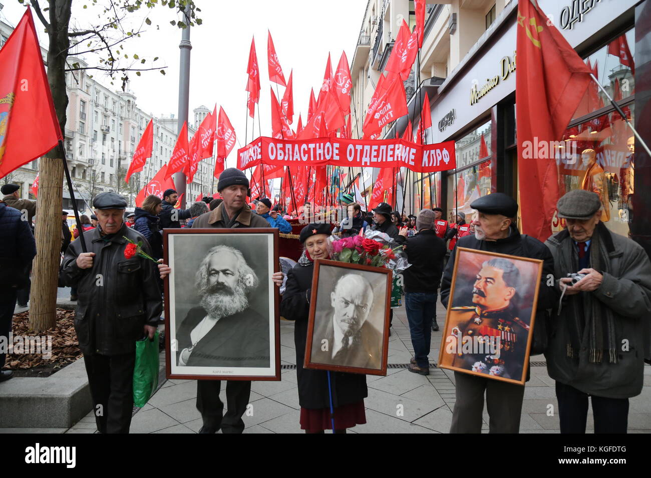 Moscou, Moscou, Russie. 7 novembre 2017. Les portraits des héros soviétiques portés par les participants à la marche. Des milliers de personnes ont marché sur la place de la Révolution dans le centre de Moscou pour commémorer le 100e anniversaire de la Révolution russe. Beaucoup portaient des portraits de Lénine, Staline et des drapeaux avec l'emblème de l'Union soviétique. La marche comprenait également des personnes de plusieurs pays, dont la Chine, l'Italie, le Venezuela, le Brésil et Cuba. Crédit : Nicholas Muller/SOPA/ZUMA Wire/Alamy Live News Banque D'Images