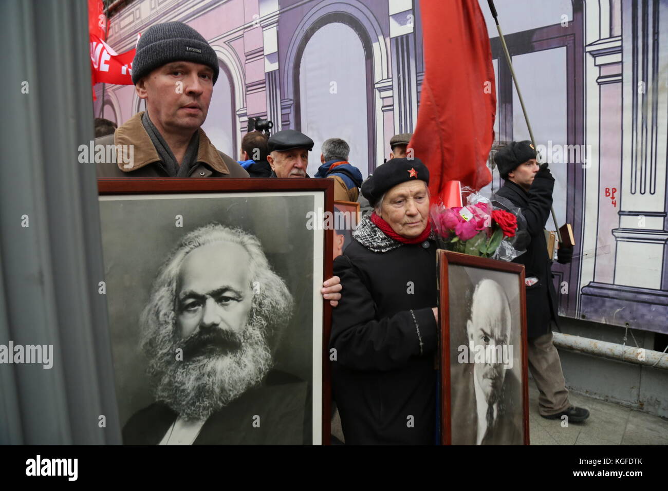 Moscou, Moscou, Russie. 7 novembre 2017. Les portraits des héros soviétiques portés par les participants à la marche. Des milliers de personnes ont marché sur la place de la Révolution dans le centre de Moscou pour commémorer le 100e anniversaire de la Révolution russe. Beaucoup portaient des portraits de Lénine, Staline et des drapeaux avec l'emblème de l'Union soviétique. La marche comprenait également des personnes de plusieurs pays, dont la Chine, l'Italie, le Venezuela, le Brésil et Cuba. Crédit : Nicholas Muller/SOPA/ZUMA Wire/Alamy Live News Banque D'Images