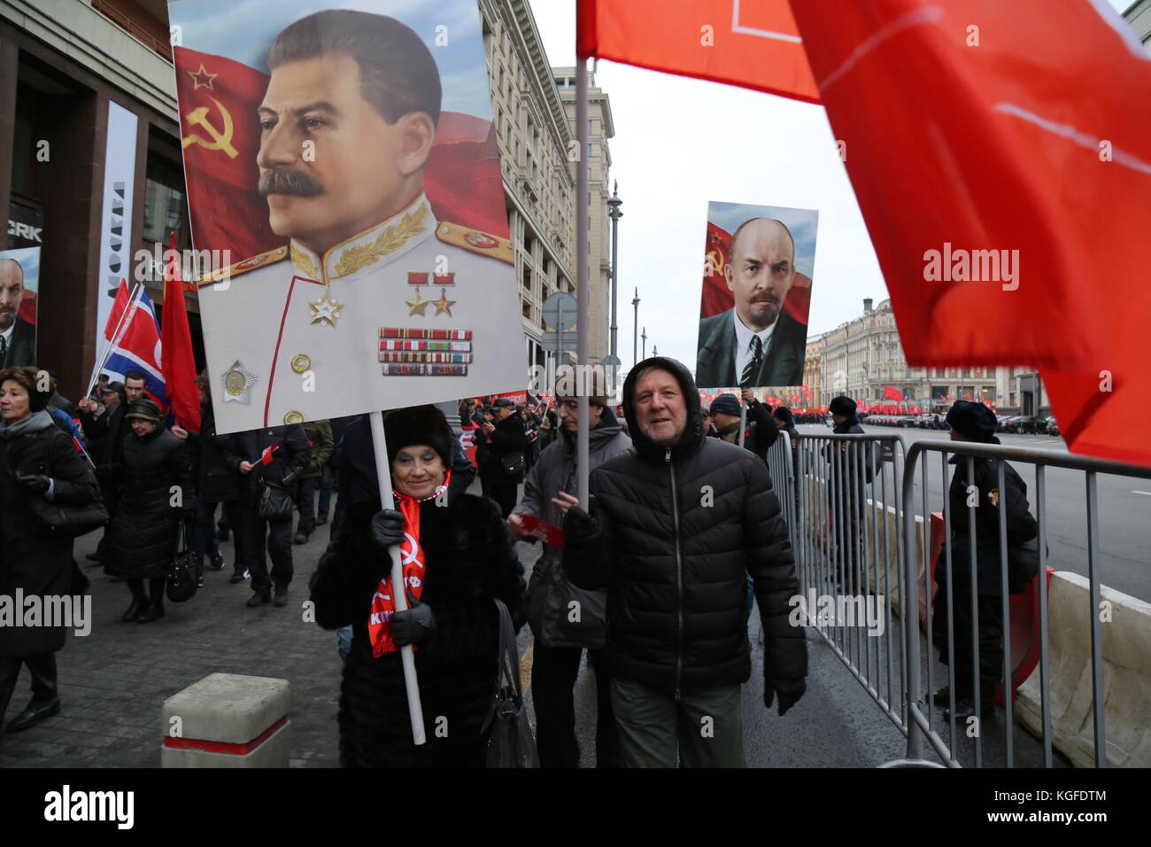 Moscou, Moscou, Russie. 7 novembre 2017. Le portrait de Vladimir Lénine et Joseph Staline vu pendant la marche. Des milliers de personnes ont marché sur la place de la Révolution dans le centre de Moscou pour commémorer le 100e anniversaire de la Révolution russe. Beaucoup portaient des portraits de Lénine, Staline et des drapeaux avec l'emblème de l'Union soviétique. La marche comprenait également des personnes de plusieurs pays, dont la Chine, l'Italie, le Venezuela, le Brésil et Cuba. Crédit : Nicholas Muller/SOPA/ZUMA Wire/Alamy Live News Banque D'Images