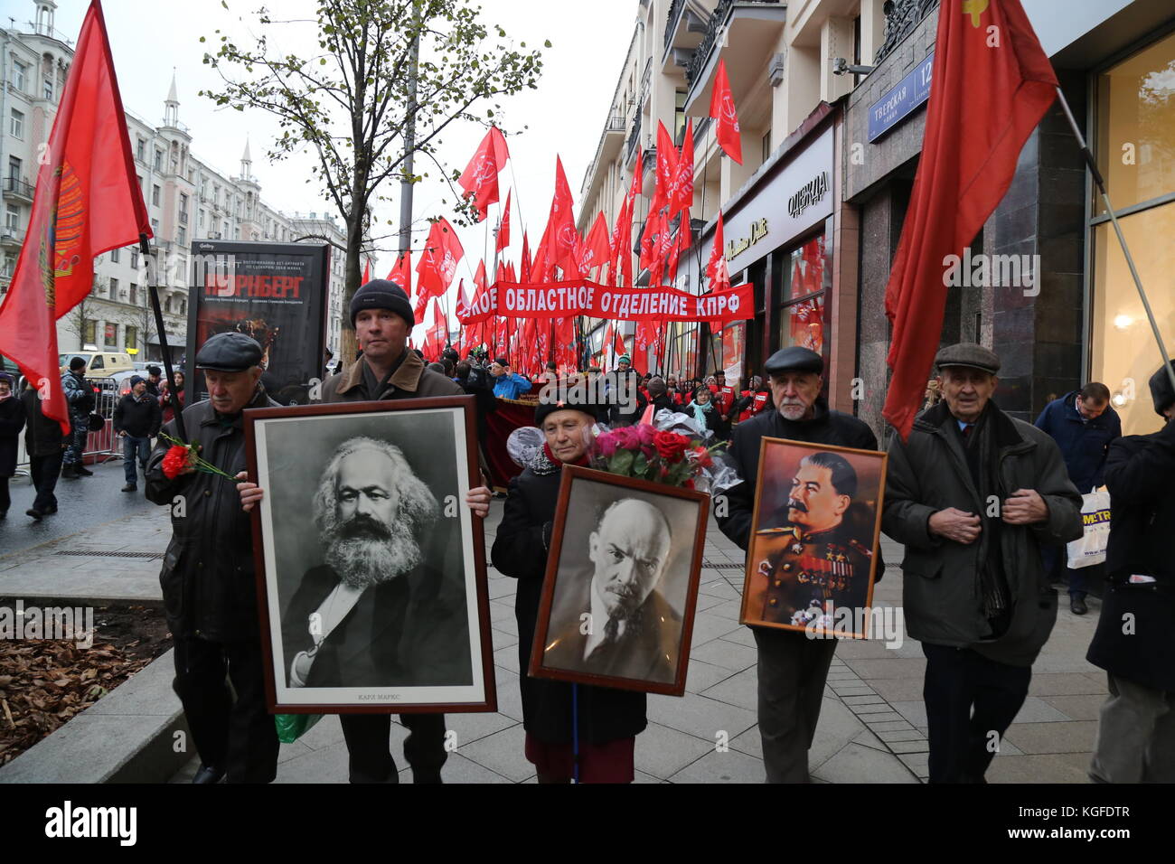 Moscou, Moscou, Russie. 7 novembre 2017. Les portraits des héros soviétiques portés par les participants à la marche. Des milliers de personnes ont marché sur la place de la Révolution dans le centre de Moscou pour commémorer le 100e anniversaire de la Révolution russe. Beaucoup portaient des portraits de Lénine, Staline et des drapeaux avec l'emblème de l'Union soviétique. La marche comprenait également des personnes de plusieurs pays, dont la Chine, l'Italie, le Venezuela, le Brésil et Cuba. Crédit : Nicholas Muller/SOPA/ZUMA Wire/Alamy Live News Banque D'Images
