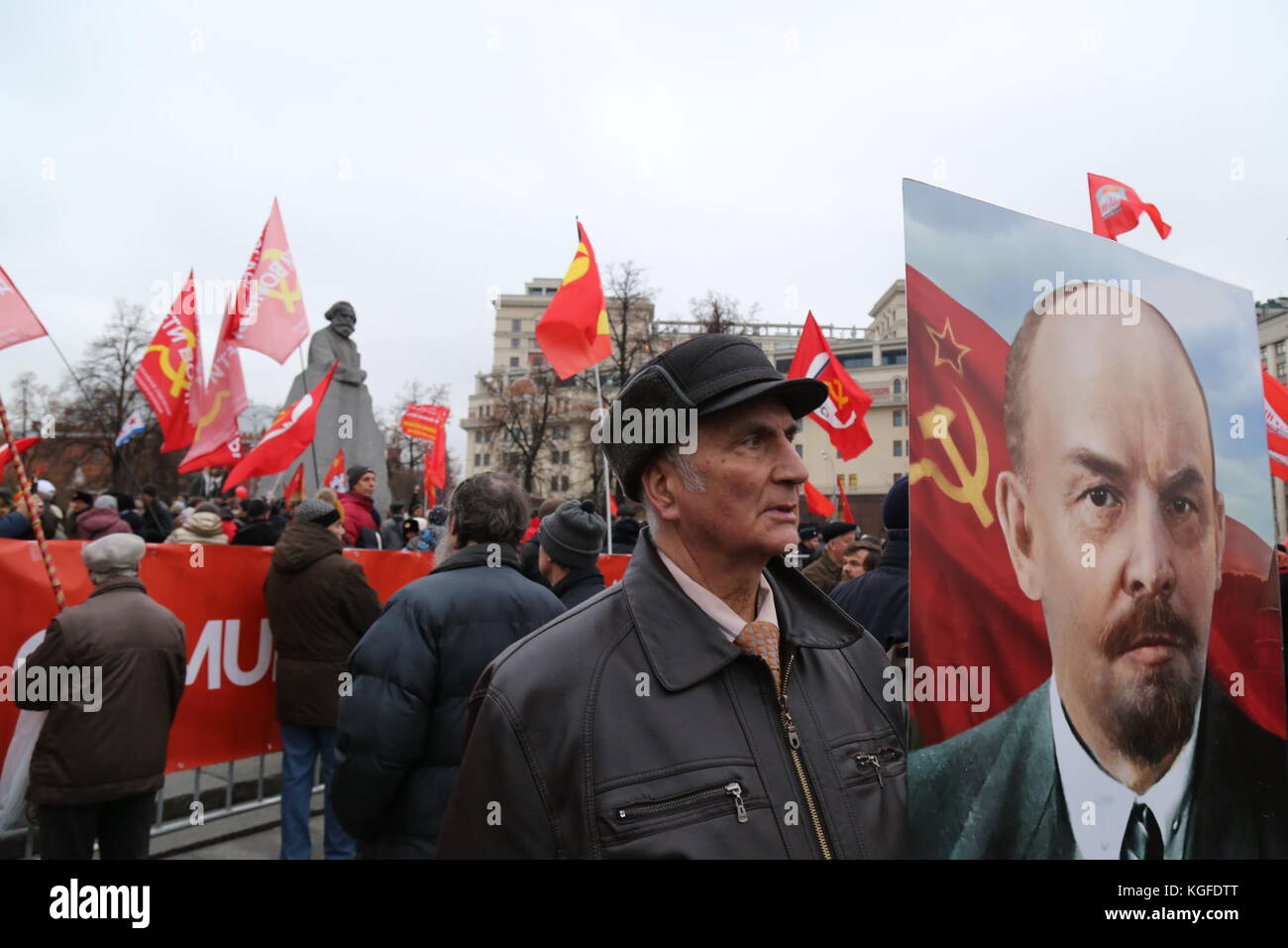 Moscou, Moscou, Russie. 7 novembre 2017. Des milliers de personnes ont marché sur la place de la Révolution dans le centre de Moscou pour commémorer le 100e anniversaire de la Révolution russe. Beaucoup portaient des portraits de Lénine, Staline et des drapeaux avec l'emblème de l'Union soviétique. La marche comprenait également des personnes de plusieurs pays, dont la Chine, l'Italie, le Venezuela, le Brésil et Cuba. Crédit : Nicholas Muller/SOPA/ZUMA Wire/Alamy Live News Banque D'Images