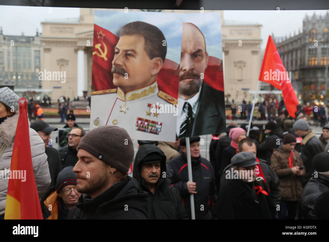 Moscou, Moscou, Russie. 7 novembre 2017. Le portrait de Vladimir Lénine et Joseph Staline vu pendant la marche. Des milliers de personnes ont marché sur la place de la Révolution dans le centre de Moscou pour commémorer le 100e anniversaire de la Révolution russe. Beaucoup portaient des portraits de Lénine, Staline et des drapeaux avec l'emblème de l'Union soviétique. La marche comprenait également des personnes de plusieurs pays, dont la Chine, l'Italie, le Venezuela, le Brésil et Cuba. Crédit : Nicholas Muller/SOPA/ZUMA Wire/Alamy Live News Banque D'Images
