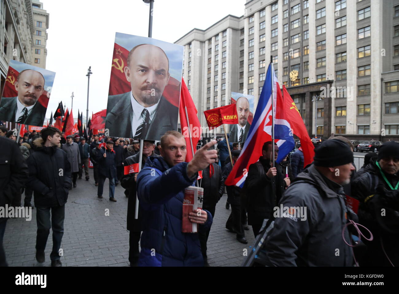 Moscou, Moscou, Russie. 7 novembre 2017. Les gens vus portant le portrait de Vladimir Lénine et le drapeau de l'union soviétique pendant la marche. Des milliers de personnes ont marché sur la place de la Révolution dans le centre de Moscou pour commémorer le 100e anniversaire de la Révolution russe. Beaucoup portaient des portraits de Lénine, Staline et des drapeaux avec l'emblème de l'Union soviétique. La marche comprenait également des personnes de plusieurs pays, dont la Chine, l'Italie, le Venezuela, le Brésil et Cuba. Crédit : Nicholas Muller/SOPA/ZUMA Wire/Alamy Live News Banque D'Images