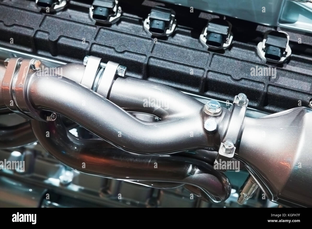 Le bloc-cylindres et du tuyau de soufflage d'air du moteur de voiture. Le sport automobile, pièces de moteur v12 fragment, photo gros plan avec selective focus Banque D'Images