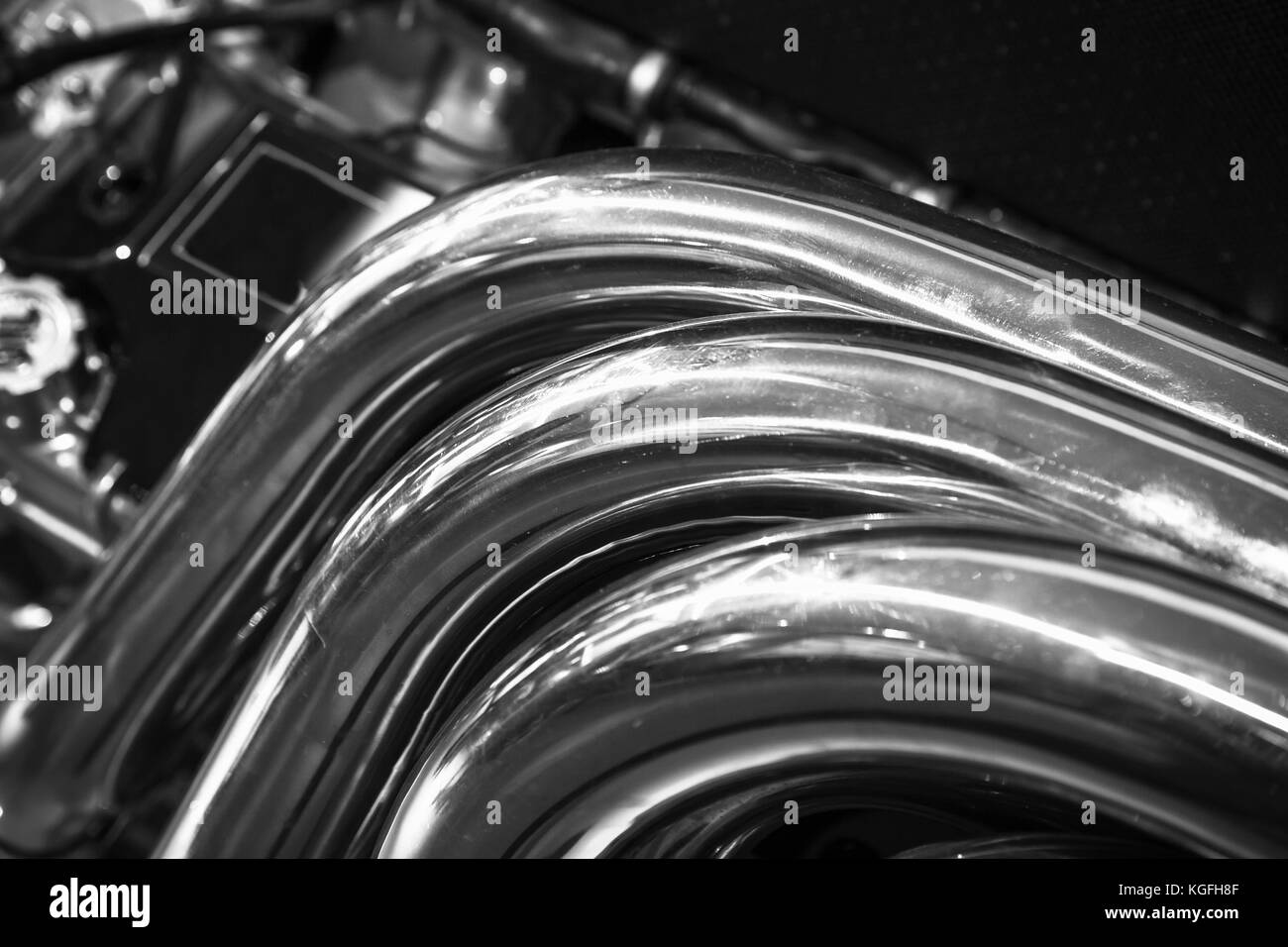 Les tuyaux d'échappement chromé brillant, pièces moteur. moteur v12 fragment, photo gros plan avec selective focus Banque D'Images