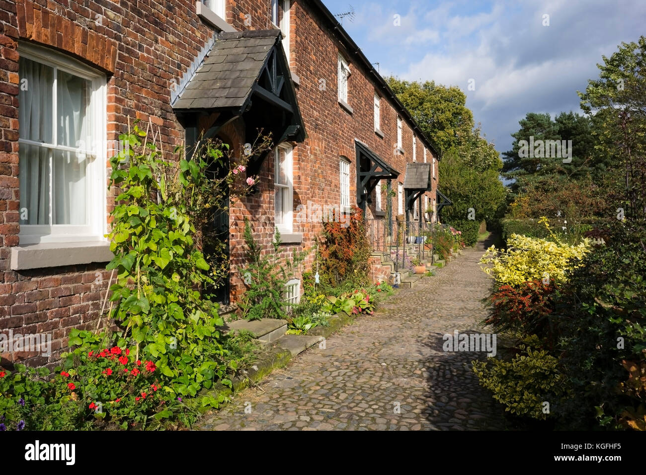 Un chemin menant à bien des travailleurs anciens cottages dans Styal, Cheshire, Royaume-Uni Banque D'Images