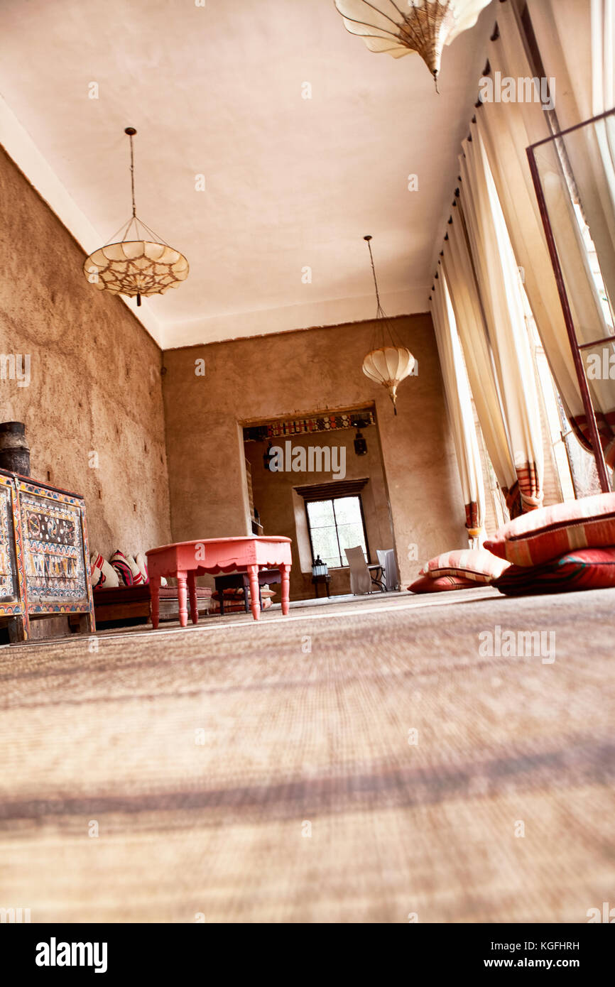 Arabe authentique salon avec mobilier traditionnel au Maroc Banque D'Images