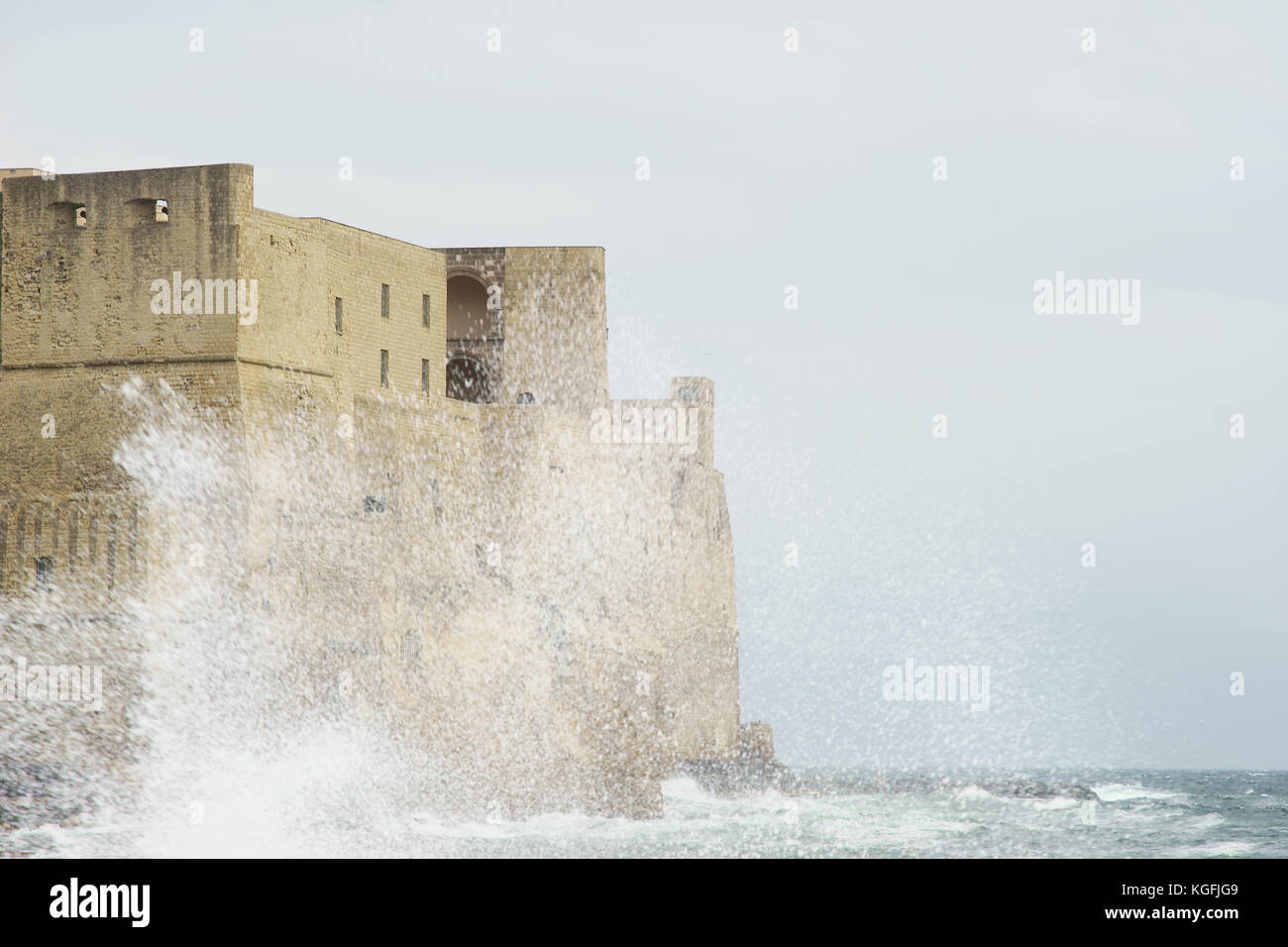 Tempête sur le Castel dell'Ovo, Naples, Italie Banque D'Images