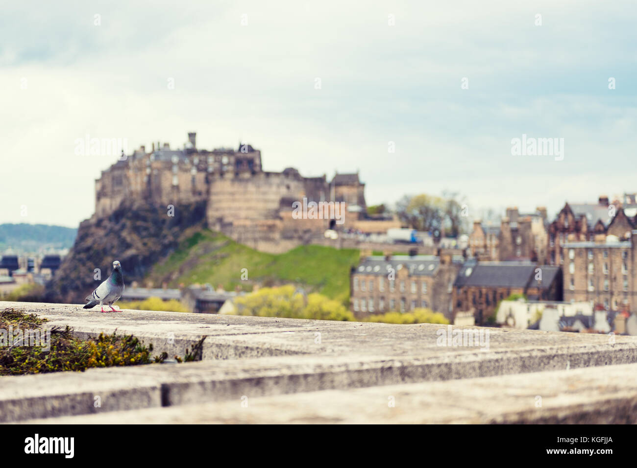 Comme le château d'Édimbourg vue urbaine avec un ciel dramatique Banque D'Images