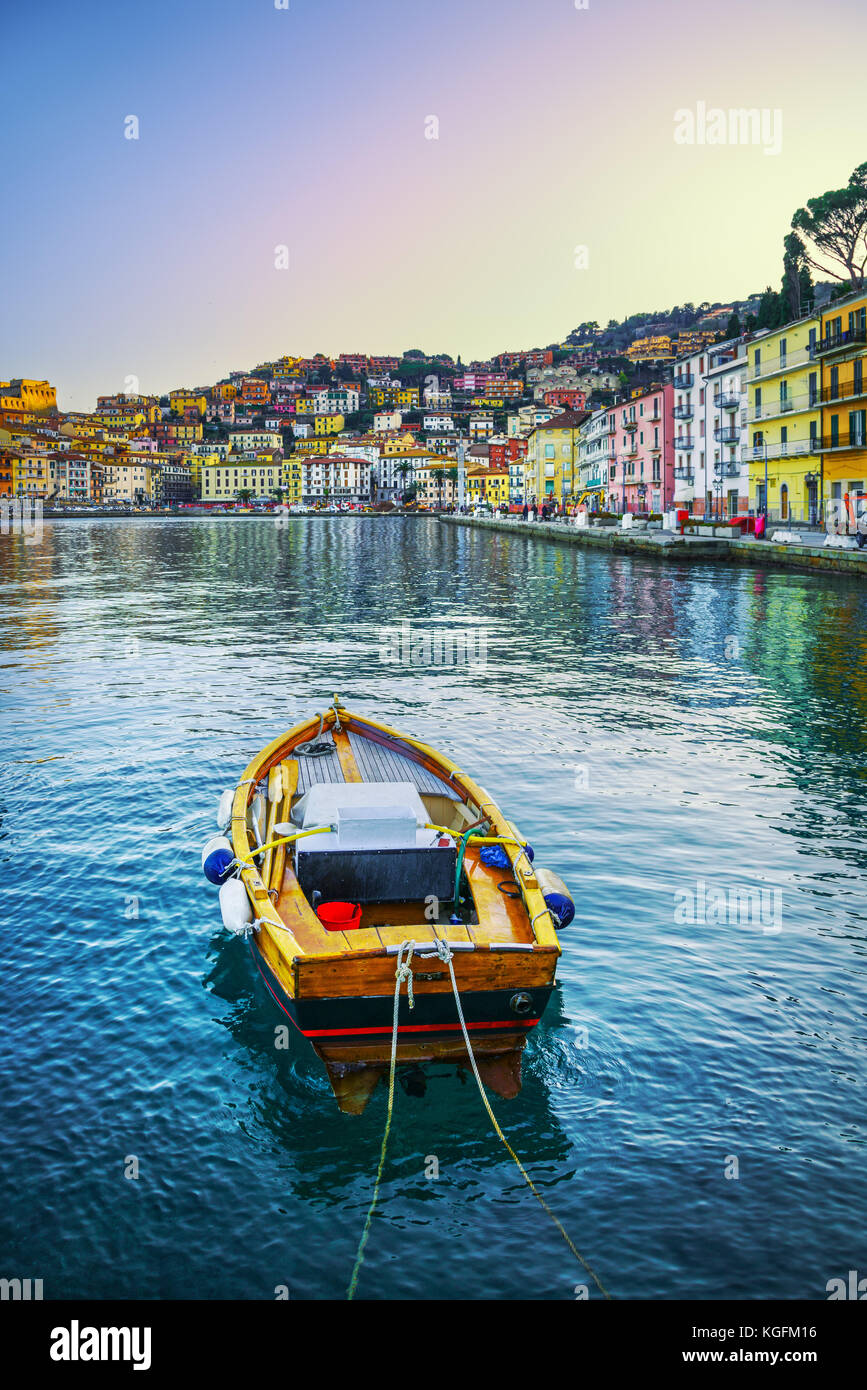 Petit bois vieux bateau à Porto Santo Stefano, italien en bord de destinations de voyage. Monte Argentario, Toscane, Italie. Banque D'Images