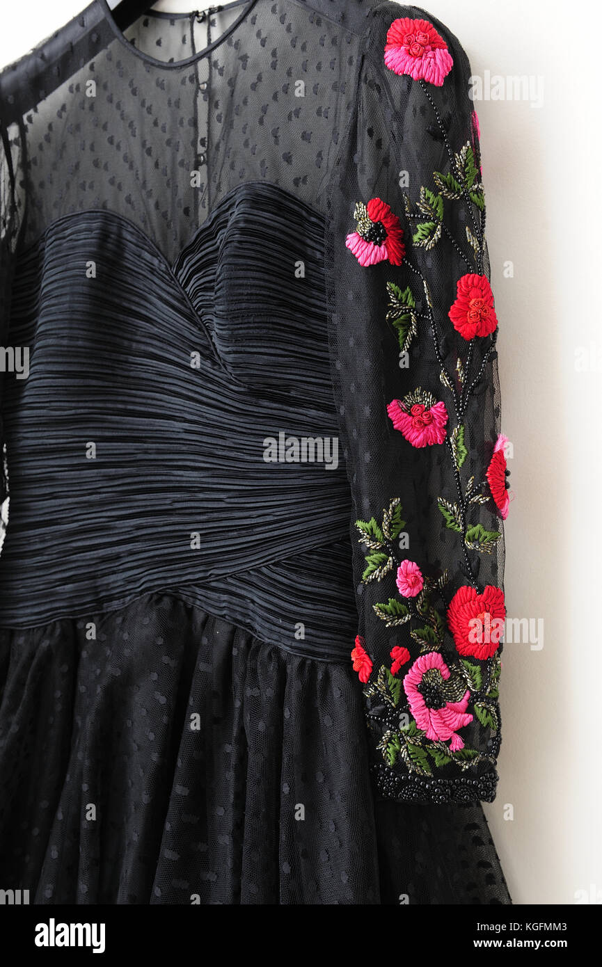 robe, classique, mode, féminin, ornements floraux, style flamenco, mode, essentiels de tenue, travail de garde-robe heures supplémentaires, style de variété de jardin Banque D'Images