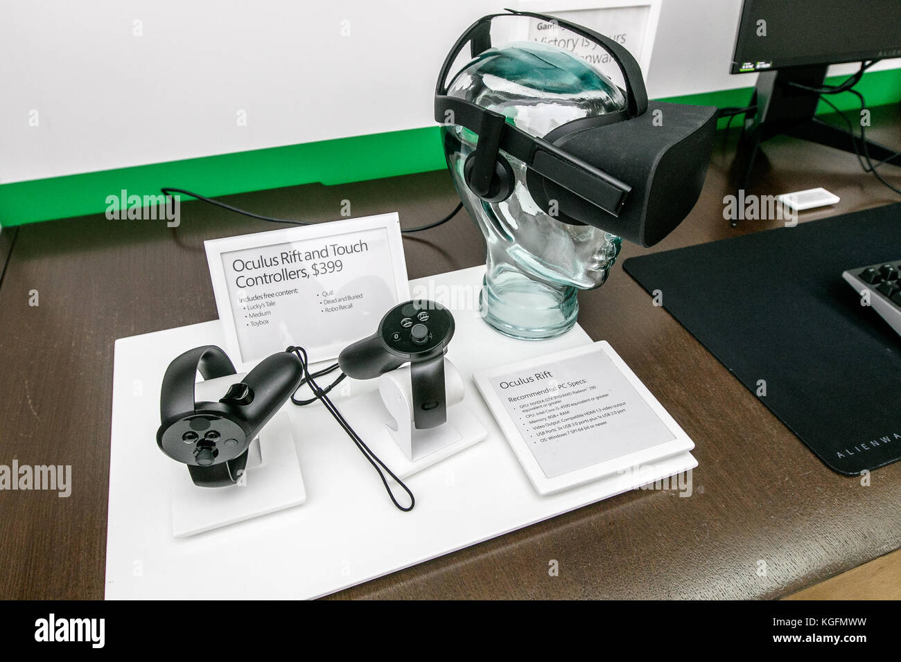 Oculus Rift et Touch en vente à un Microsoft store dans Prudential Center de Boston. Banque D'Images