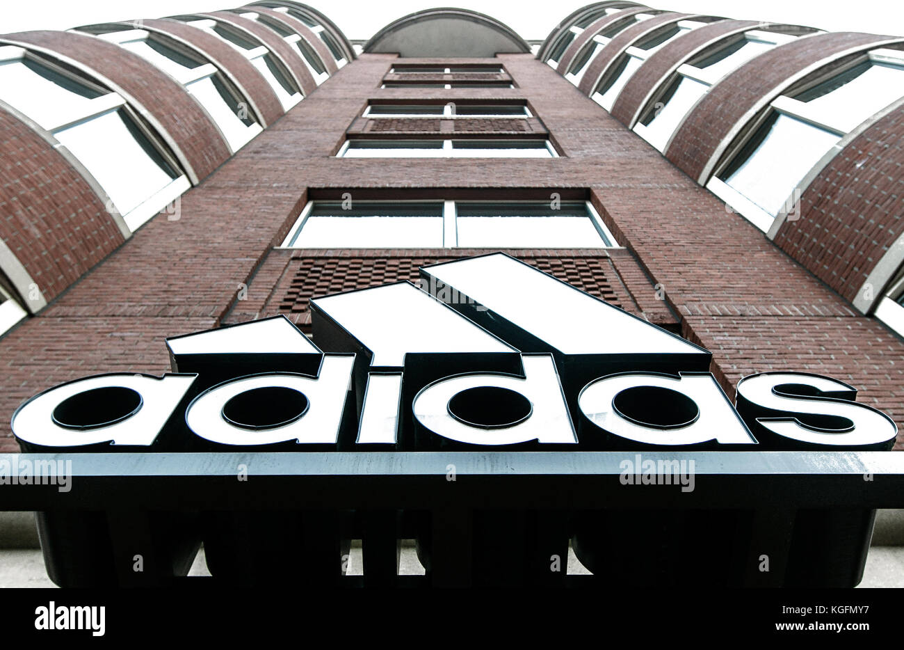 Logo adidas au-dessus de l'entrée à l'un de leurs magasins à Boston. Banque D'Images